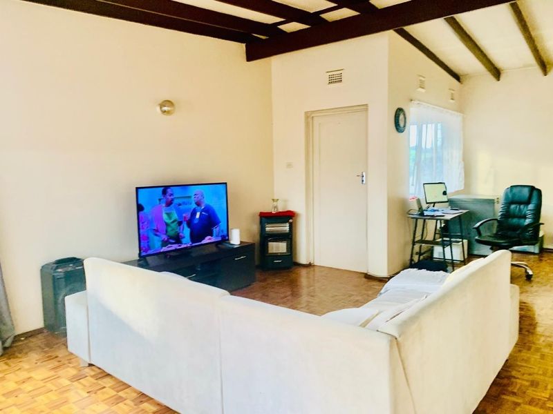 Three Bedroom Apartment to Rent in Pinetown Central - Newly Renovated - Photo 5