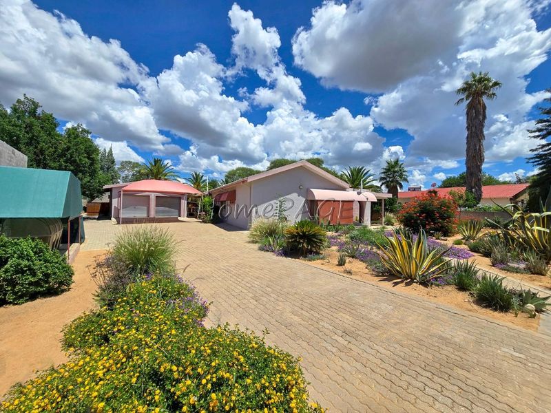 Omaruru:  Very neat 3 Bedr Home with Flat is for Sale - Photo 2