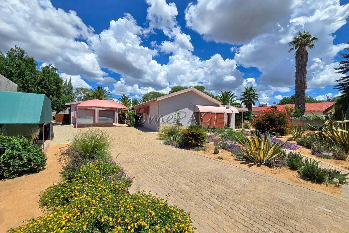 Omaruru:  Very neat 3 Bedr Home with Flat is for Sale - Photo 2