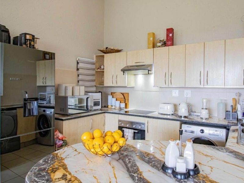 Stylish 2 bedroom, 2 bathroom penthouse in Jackal Creek Golf Estate - Photo 4