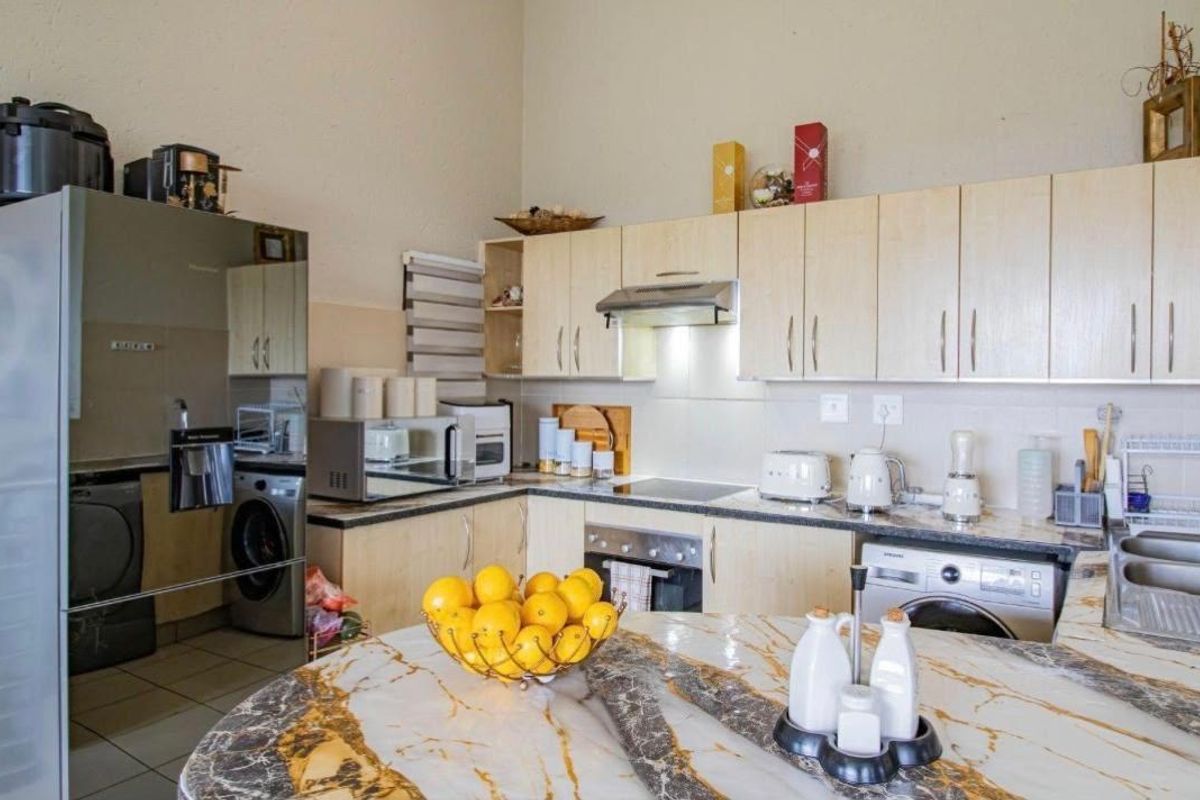 Stylish 2 bedroom, 2 bathroom penthouse in Jackal Creek Golf Estate - Photo 3