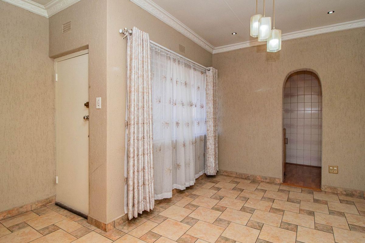 Immaculate 3 Bedroom facebrick home in Rynsoord - Photo 2