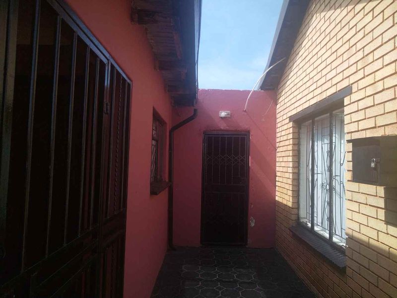 5 bedrooms house for sale Soshanguve FF - Photo 6