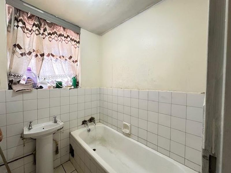 Invest or Settle: Ideal 1.5-Bedroom in Sunnyside - Photo 10