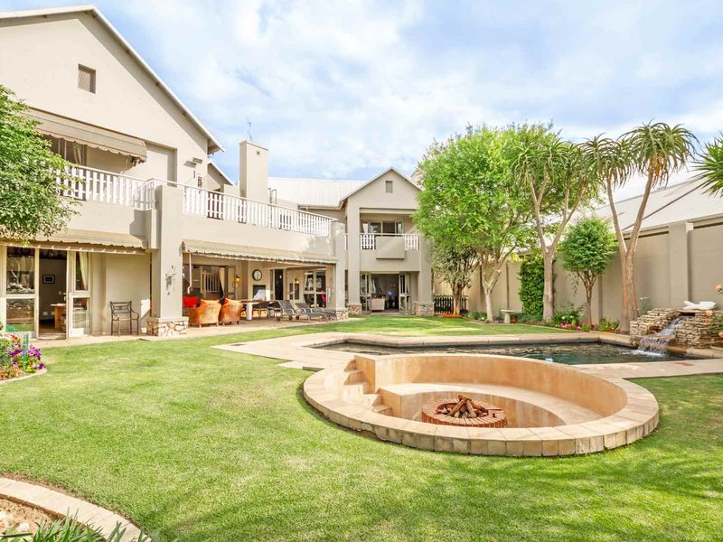 PERFECT HOME FOR THE AVID ENTERTAINER - Photo 2