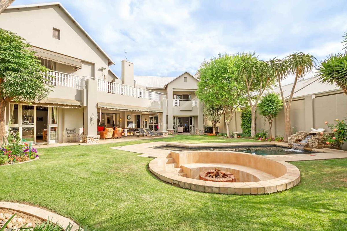 PERFECT HOME FOR THE AVID ENTERTAINER - Photo 2