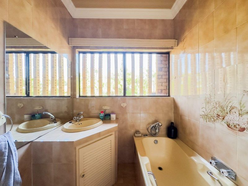 Spacious 4 Bedroom Family Home with Borehole, Pool, Butler's Pantry & 6 Garages - Photo 9