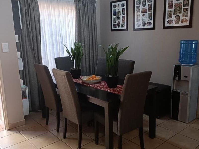 Charming 2-Bedroom Townhouse - Photo 5