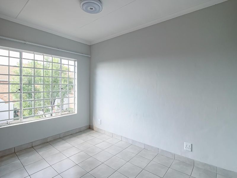 2 Bedroom 2 Bathroom Apartment - Photo 3