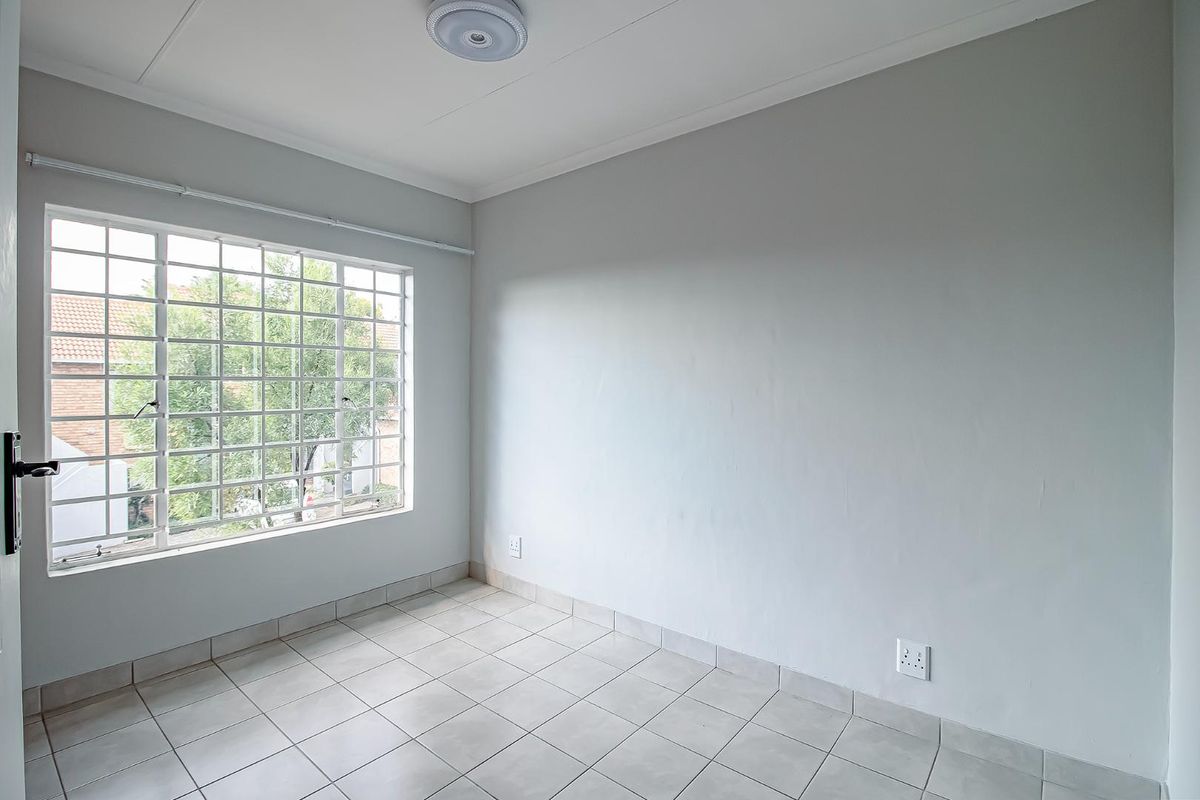 2 Bedroom 2 Bathroom Apartment - Photo 3