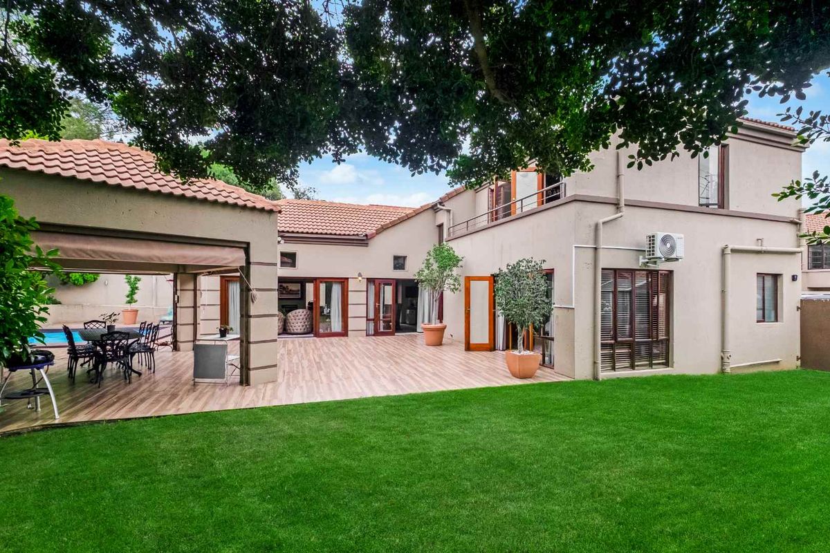 STUNNING FAMILY HOME BOASTING ALL THE BEST QUALITIES ONE WANTS IN A HOME - Photo 2