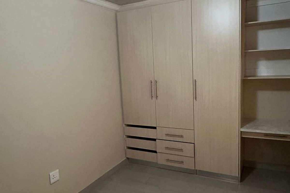 Exquisite Move-In Ready Family Home in Secure Brackendowns - Photo 4