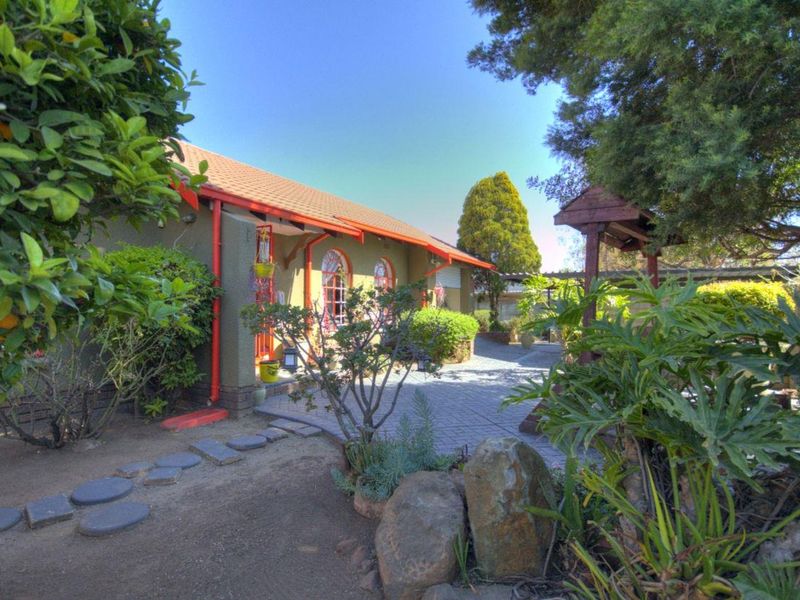 Renovated Beauty in Park-like gardens - Photo 4