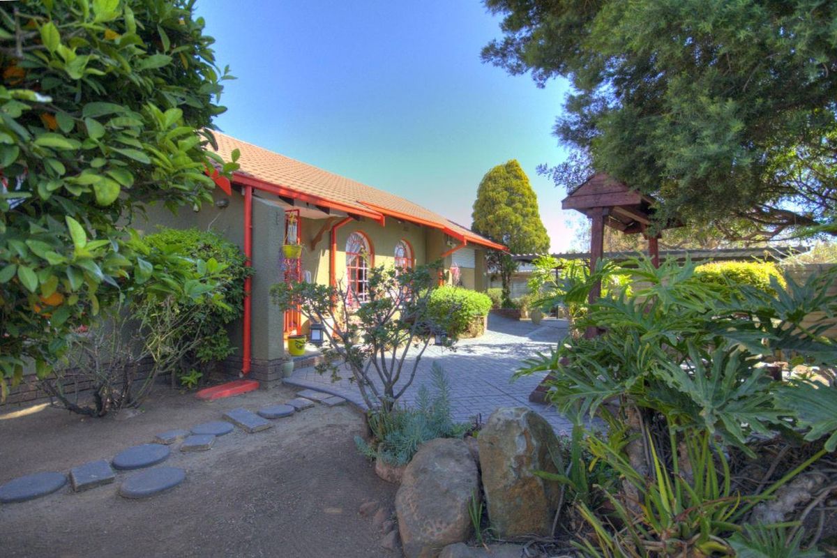 Renovated Beauty in Park-like gardens - Photo 4