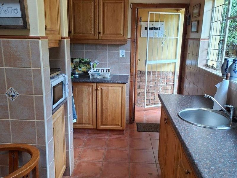 3 Bedroom Family Home with Flatlet in Drakensview, Estcourt - Photo 9