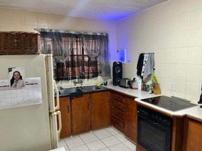 Charming 3-Bedroom Home in Wonderboom South with Modern Comforts - Photo 3