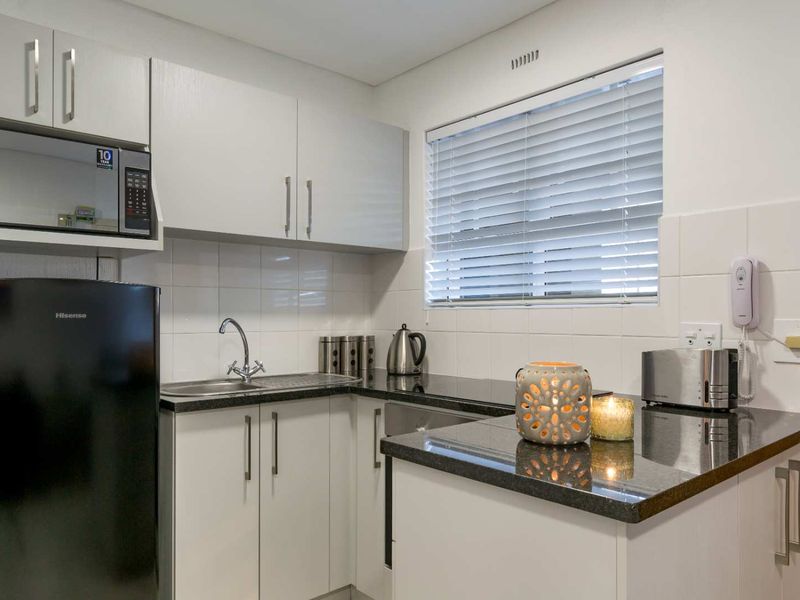 Lovely renovated and furnished 2 Bed 1 Bath Apartment open plan living area with kitchenette - Photo 2