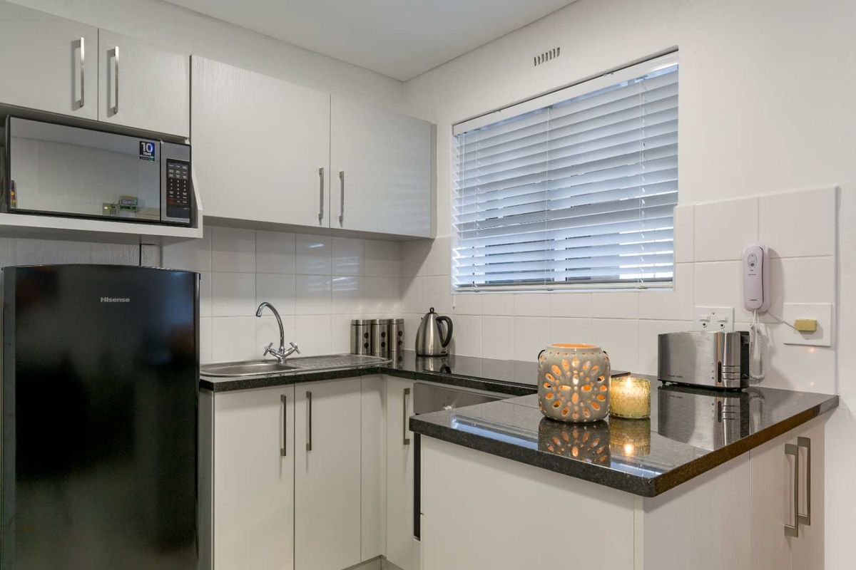 Lovely renovated and furnished 2 Bed 1 Bath Apartment open plan living area with kitchenette - Photo 2