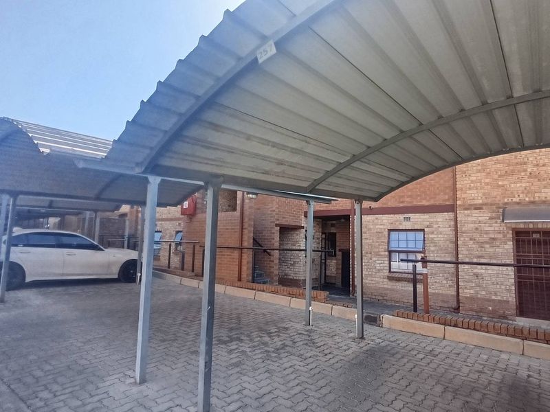 **Charming 1 Bedroom Ground Floor Unit in Lifestyle Security Complex** - Photo 8