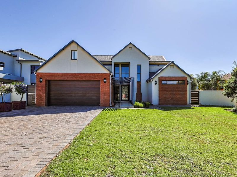 Stunning 4-Bed Corner Unit with Private Pool in Silverwood Estate - Photo 3