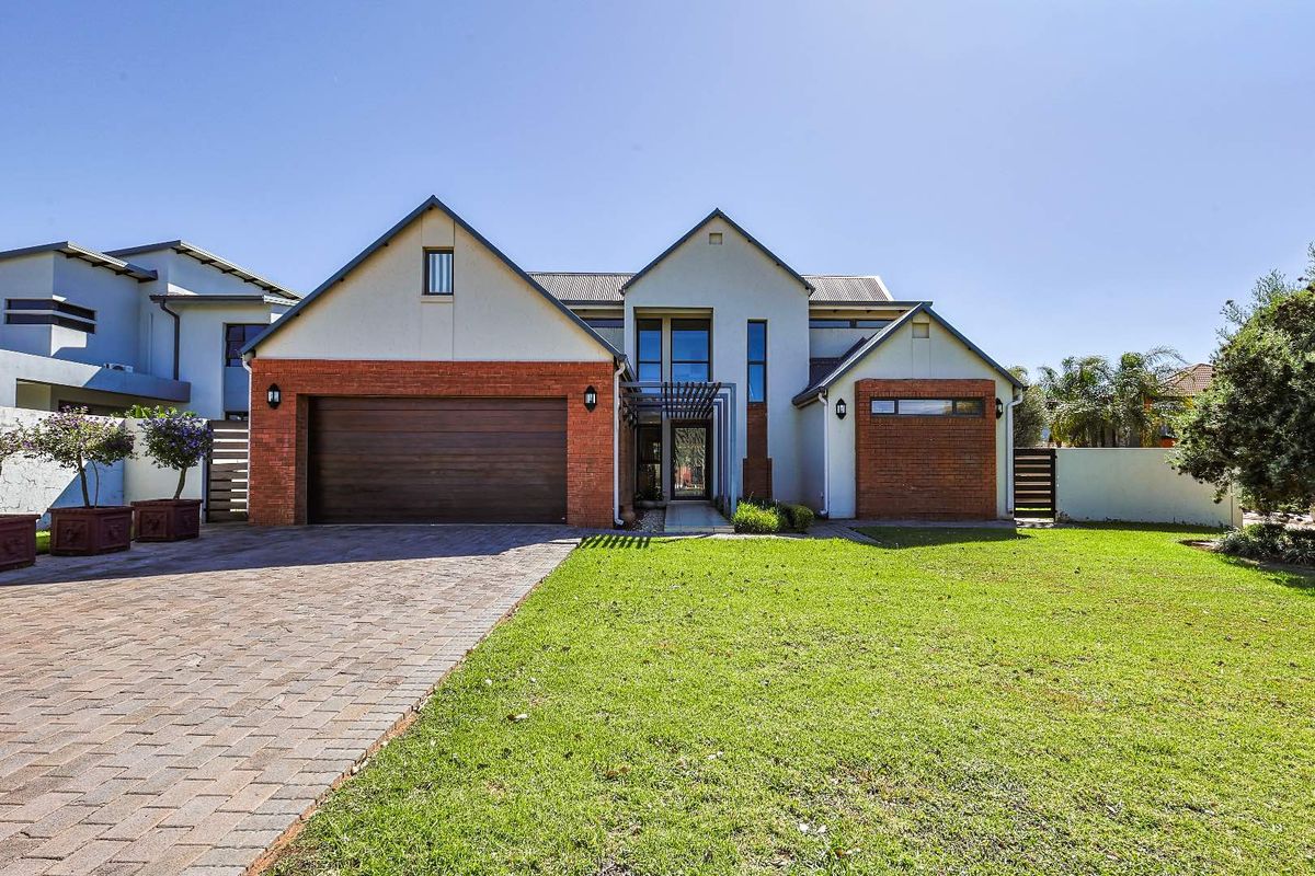 Stunning 4-Bed Corner Unit with Private Pool in Silverwood Estate - Photo 3