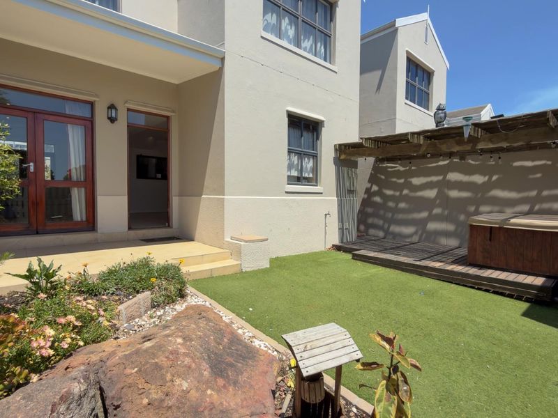 3 Bedroom Duplex with Views - Photo 3