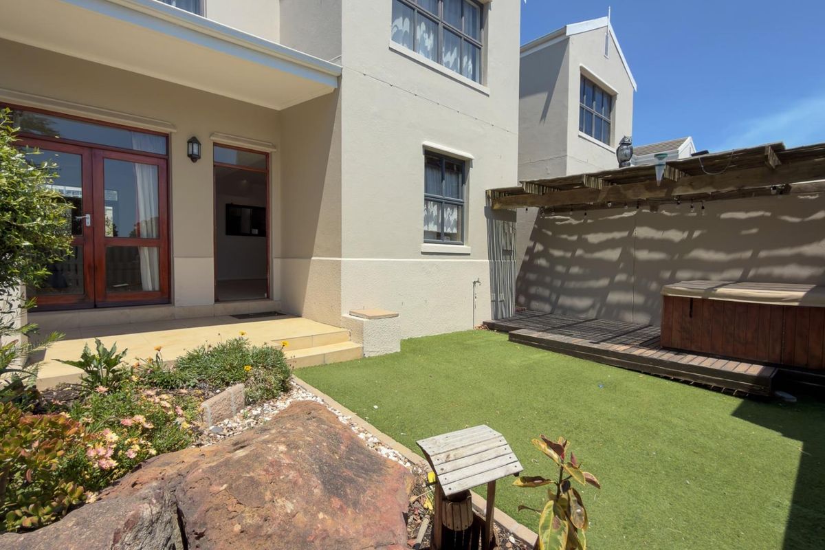 3 Bedroom Duplex with Views - Photo 3