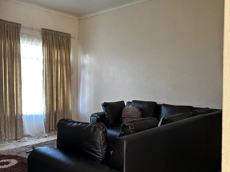 Charming 2-Bedroom Apartment in a Secure Complex - Photo 3