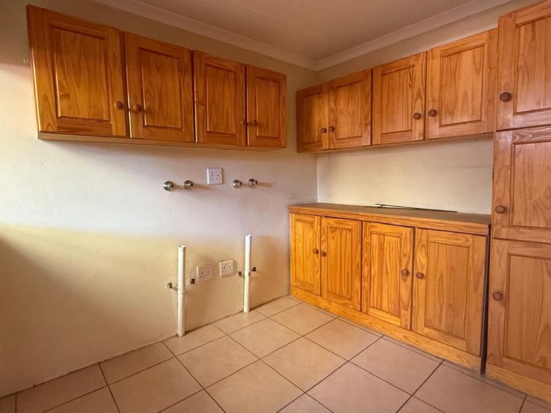 Spacious 3 Bedroom 2 bathroom sectional title unit for the Extended Family Home - Photo 7