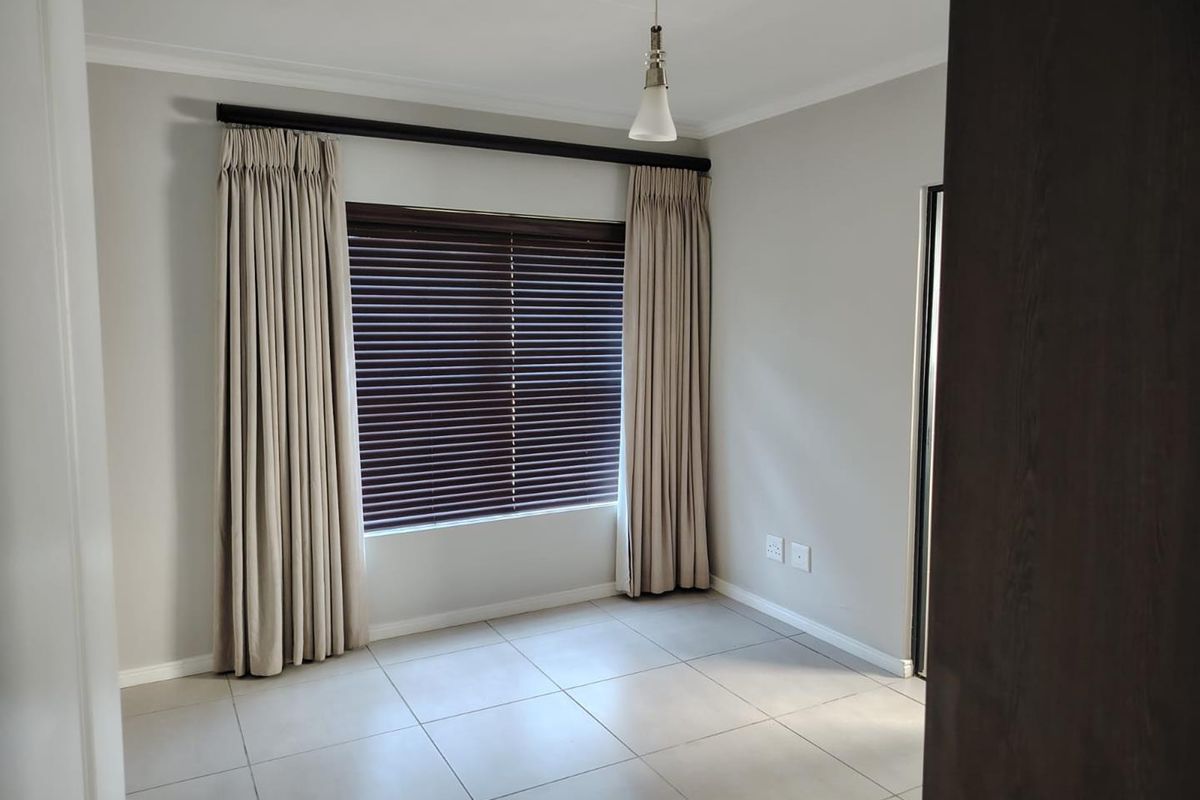 Rare find - Ground floor 3 bedroom apartment with garage in De Velde - Photo 3