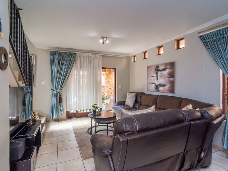 Stunning duplex townhouse For Sale in Willowbrook - Photo 8