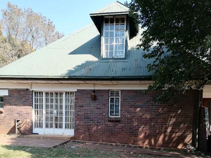 4 Bedroom home with 4 Garages and 1cottage - Photo 1
