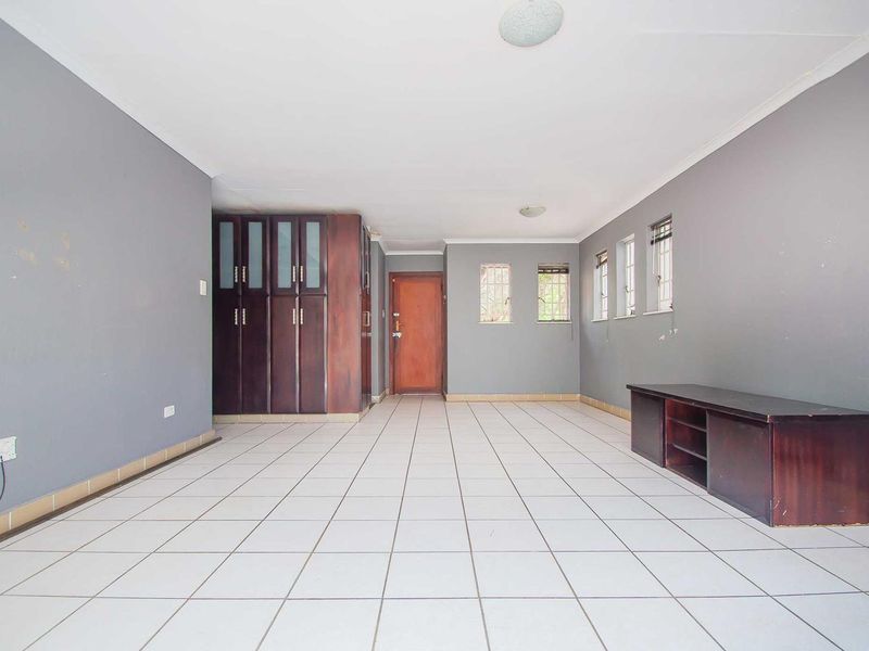 Renovators Dream Project, Commune Living, Large Home? You Choose... - Photo 2