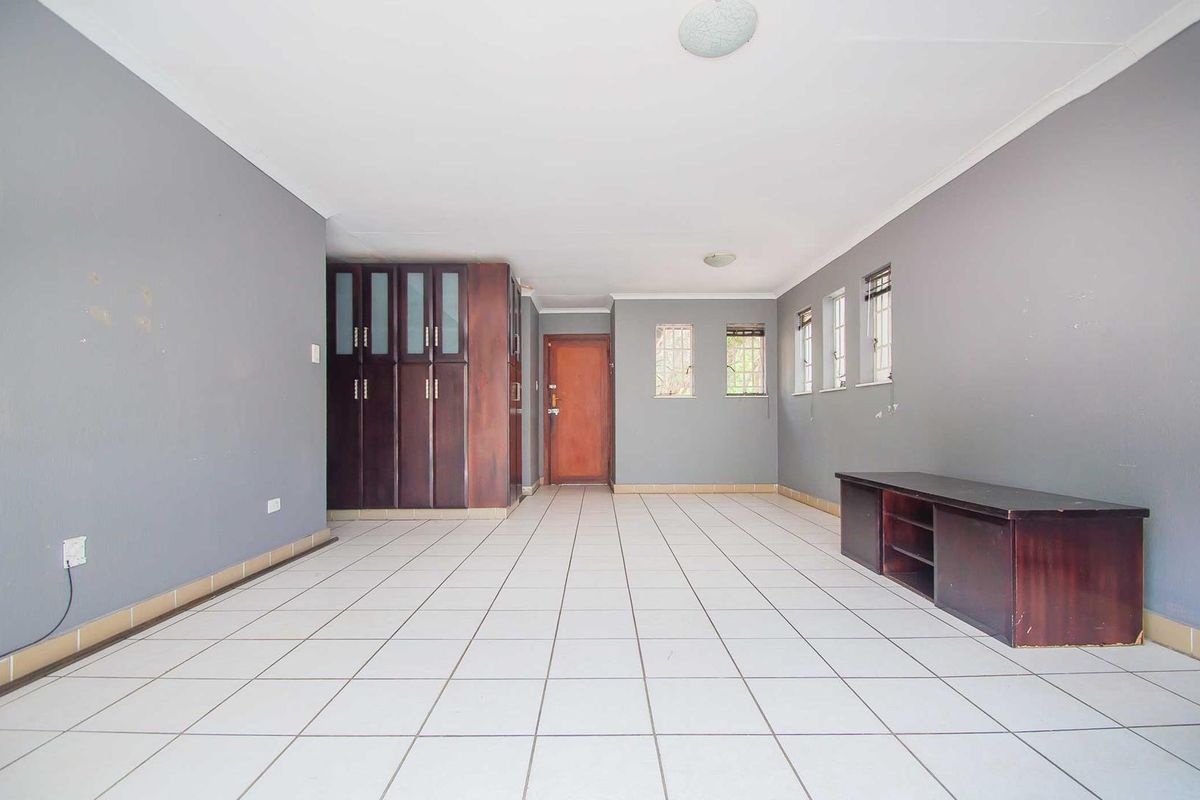 Renovators Dream Project, Commune Living, Large Home? You Choose... - Photo 2