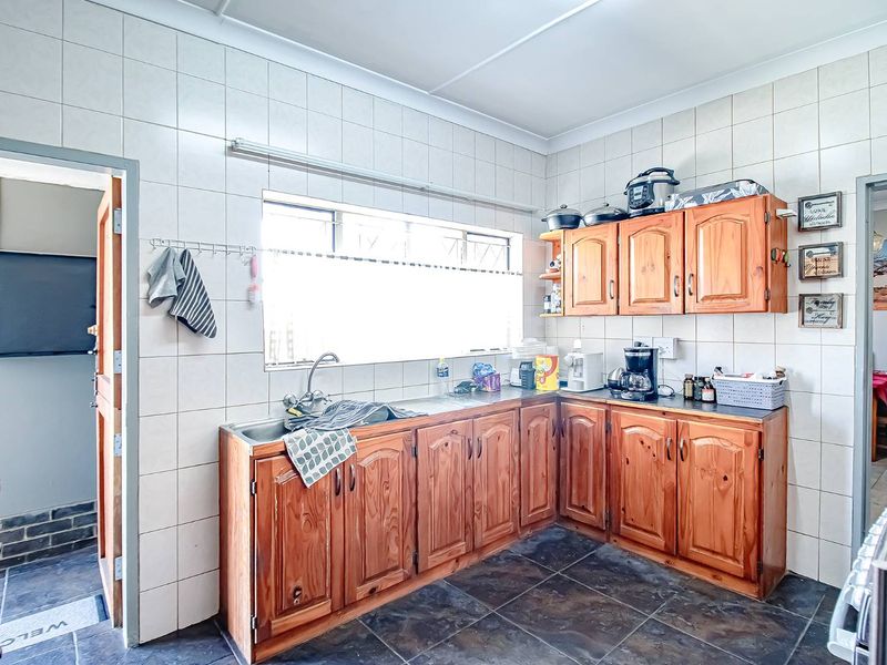 Spacious 3-Bedroom Home with Flatlet & Pool - Photo 9