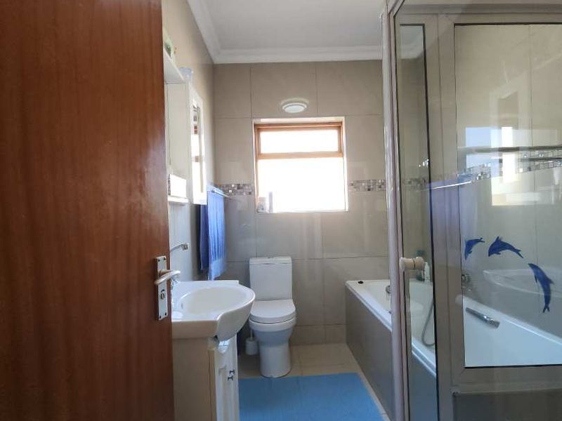 4 Bedrooms plus 2-bedroom flat awaits you. - Photo 6