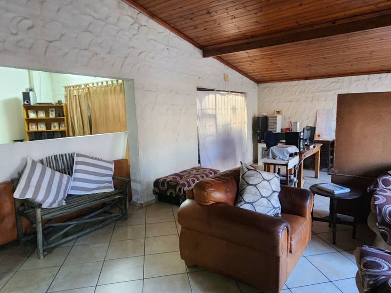 The Renovators Dream. Home with flatlet. - Photo 2