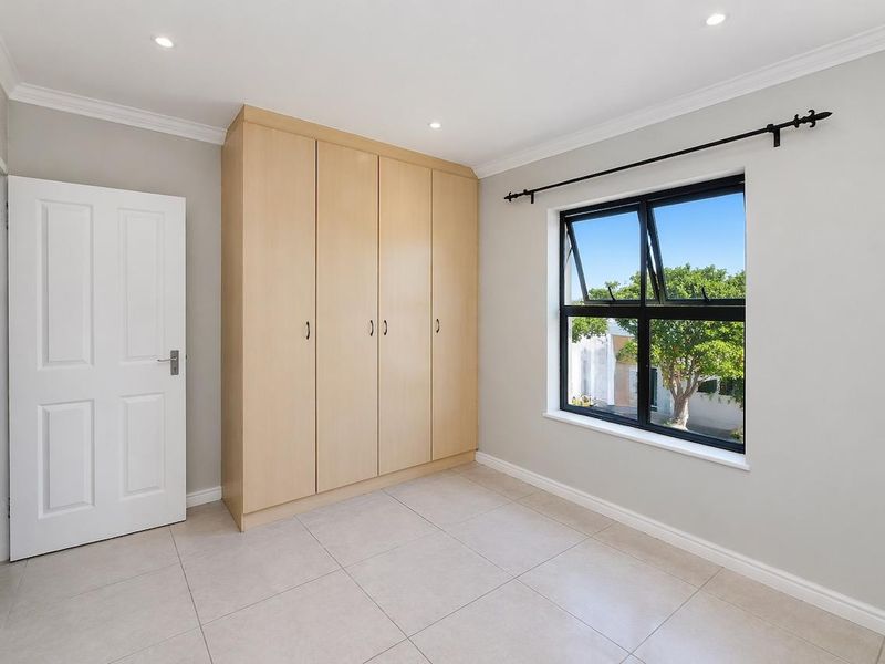 Stylish, Light-Filled Townhouse in Sought-After Royal Ascot - Photo 9