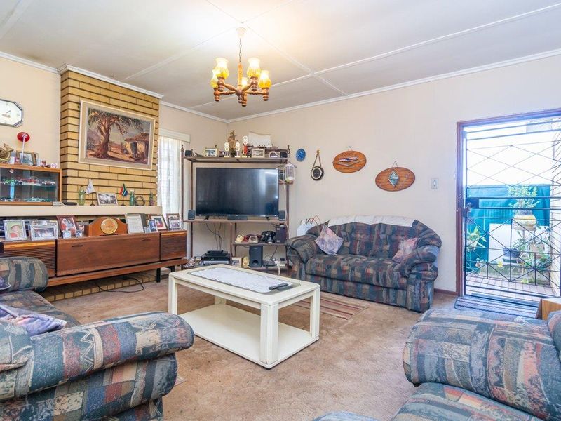 Seize the opportunity - light-filled Home with expansive backyard - Photo 6