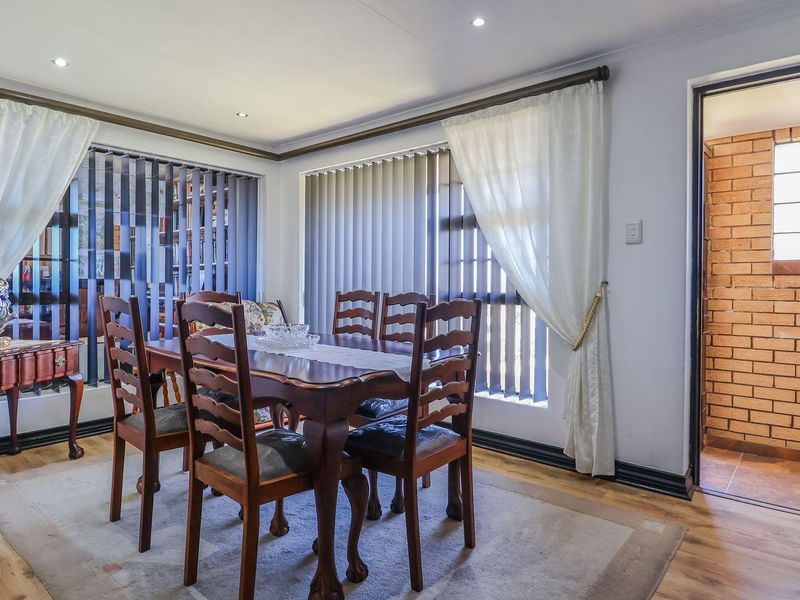 Spacious 5 Bedroom Family Home with immaculate Ocean Views - Photo 10