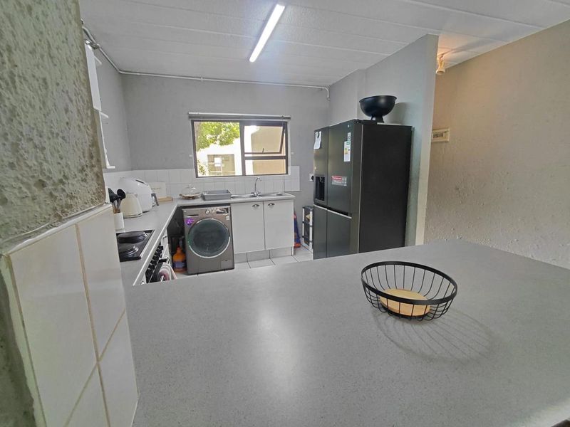 Spacious 3 Bedroomed Townhouse For Sale,  In The Secure Enclosure Of Lakefield - Photo 3