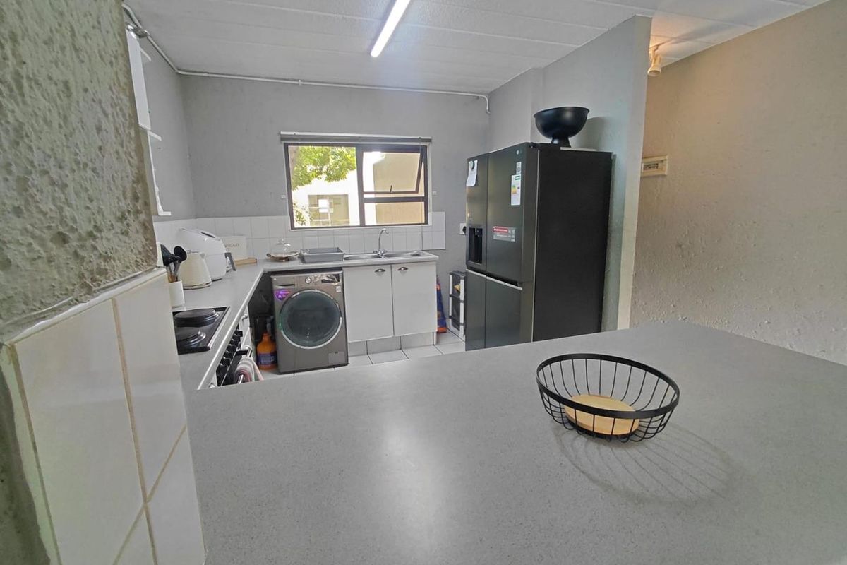 Spacious 3 Bedroomed Townhouse For Sale,  In The Secure Enclosure Of Lakefield - Photo 3