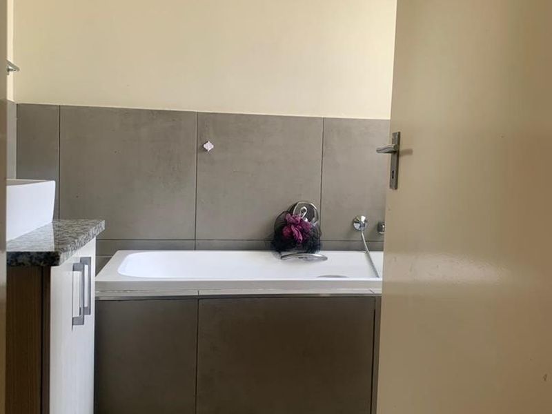 "Carming Town House in Pomona" - Photo 8