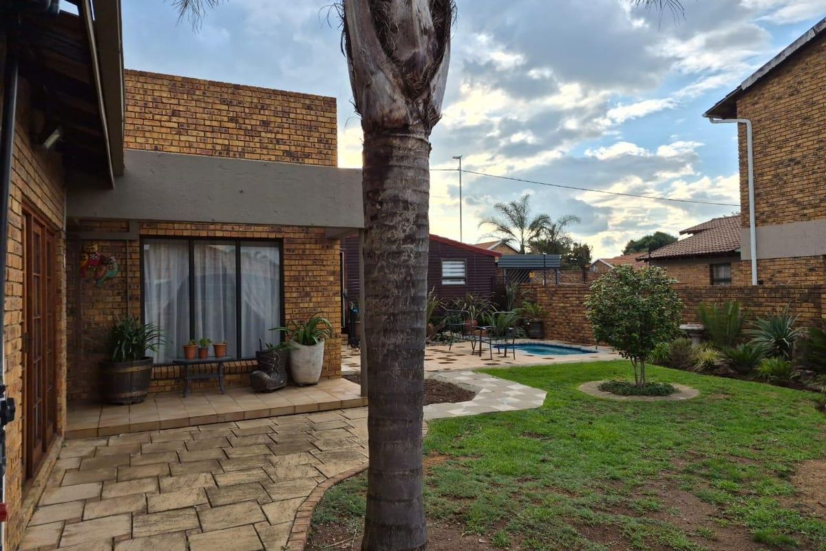 **Charming Free-Standing Home in Secure Estate** - Photo 5