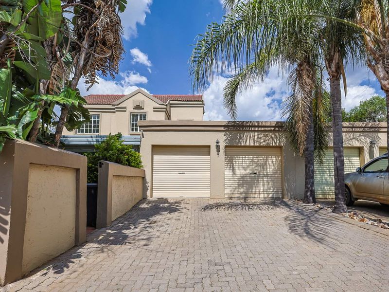 Charming 3-Bedroom Townhouse in Equestria - Photo 2