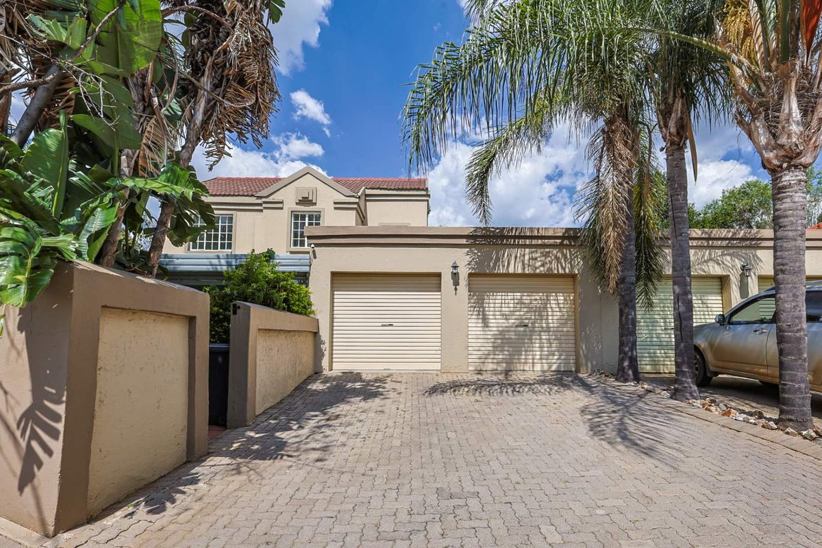 Charming 3-Bedroom Townhouse in Equestria - Photo 2