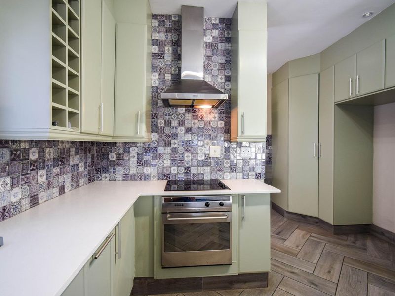 Modern, Three bedroom duet with neat finishes in security estate - Moreleta Park - Photo 6