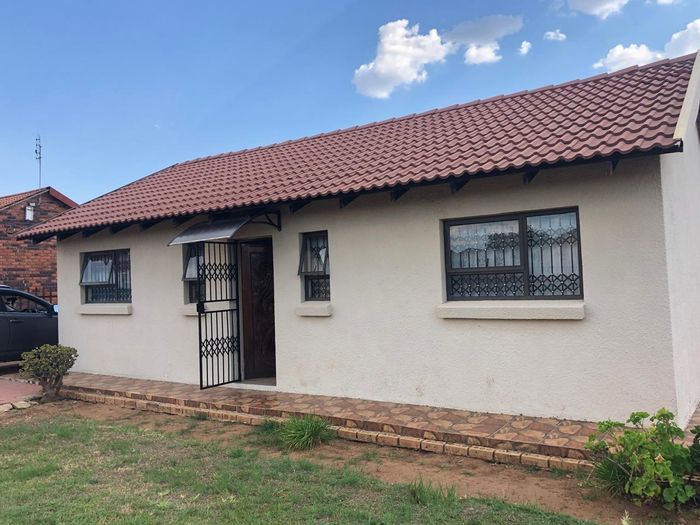 Property #2500301, House For Sale in Mmabatho Central