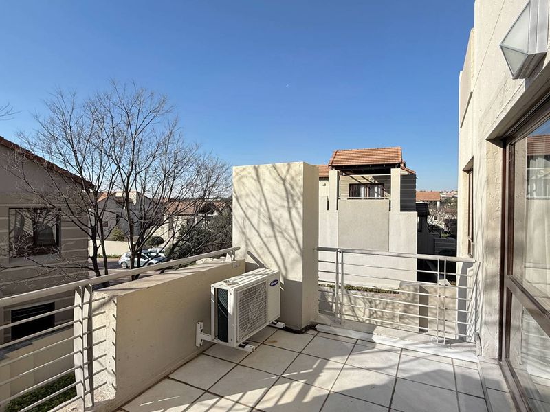 Calling All Investors! Stunning 3 Bedroom Loft in Excellent Estate - Photo 7