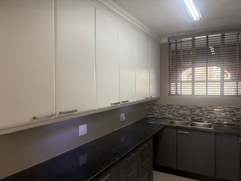 Your Dream 2-Bed Home Close to Shopping, Dining & Business Hubs - Photo 8